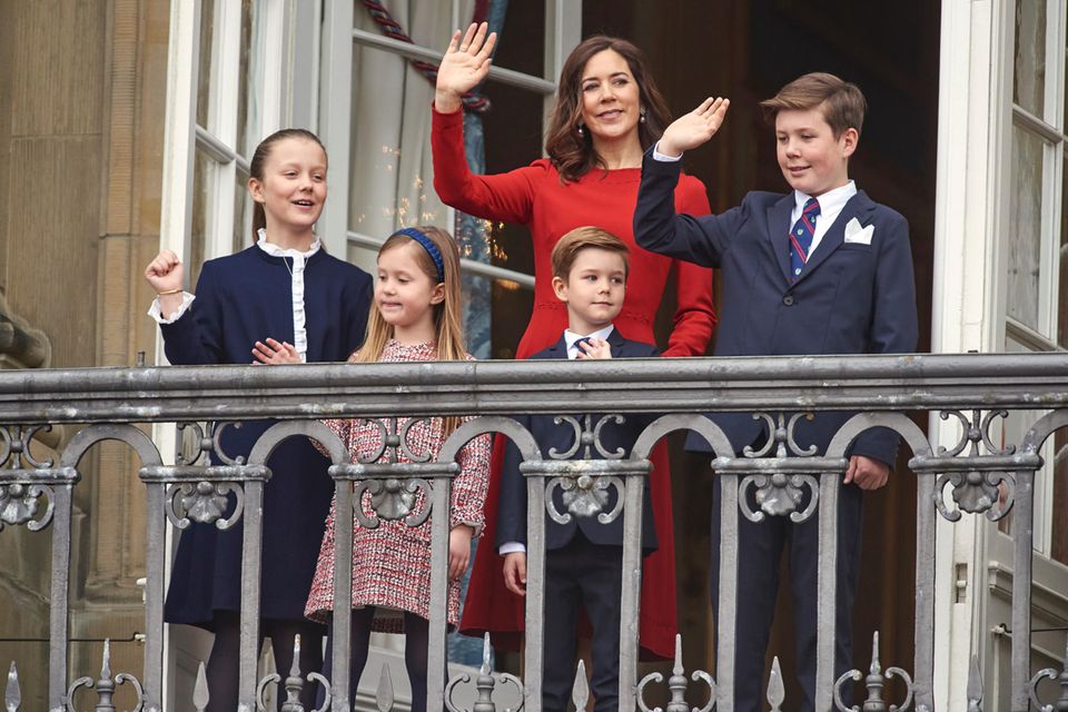 Königin Margrethe feiert Geburtstag: Kronprinzessin Mary, Prinzessin Josephine, Prinzessin Isabella, Prinz Vincent und Prinz Christian bei den Feierlichkeiten anlässlich des 78. Geburtstags von Königin Margrethe auf dem Balkon des Christian IX Palais auf Schloss Amalienborg in Kopenhagen, Dänemark. Kronprinz Frederik fehlt. Kronprinzessin Mary, Prinzessin Josephine, Prinzessin Isabella, Prinz Vincent und Prinz Christian bei den Feierlichkeiten anlässlich des 78. Geburtstags von Königin Margrethe auf dem Balkon des Christian IX Palais auf Schloss Amalienborg in Kopenhagen, Dänemark. Kronprinz Frederik fehlt.