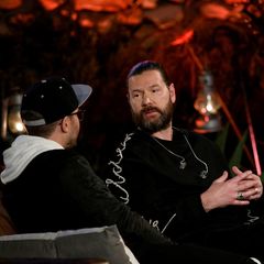 Rea Garvey, 44, ist der Wildfang bei "Sing meinen Song". IAm besten beschreiben lässt sich der "The Voice of Germany"-Juror als Singer-Songwriter. Musikalisch pendelt er irgendwo zwischen irischem Folk und internationalem Pop. Damit ist er regelmäßig erfolgreicher Dauergast im Radio. Es dürfte also spannend werden, wie Leslie Clio, Marian Gold, Mark Forster & Co seine Songs modifizieren.  • Wild Love (Leslie Clio)  • Oh my Love (Marian Gold)  • Supergirl (Johannes Strate)  • Through the Eyes of a Child (Mary Roos)  • Armour (Judith Holofernes)  • Bow Before You (Mark Forster)  Über "Sing meinen Song" sagt Garvey:  "Ich freue mich bei 'Sing meinen Song' besonders auf… die Reaktion der anderen auf meine neuen Interpretationen ihrer Songs. Es ist eine große Herausforderung, aber darauf bin ich am meisten gespannt."