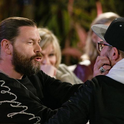 Rea Garvey kneift Mark Forster liebevoll in die Wangen. Als Host von "Sing meinen Song – Das Tauschkonzert" aber fällt dem die große Aufgabe zu, die Zuschauer durch die TV-Show bei VOX (ab 24. April um 20:15 Uhr) zu führen und ein herzlicher Gastgeber zu sein. Und dann geht es auch ein bisschen um Musik. Auf diese Songs dürfen Sie sich freuen ...