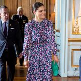 Blumige Aussichten: Prinzessin Victoria glänzt bei einer Audienz für den indischen Minister im königlichen Schloss in Stockholm. Ihr hübsches Midikleid mit floralem Print ist glücklicherweise sogar erschwinglich und aktuell bei &otherstories für 125 Euro zu haben. Victoria greift bei ihren Accessoire den Grünton aus ihrem Kleid auf und trifft damit natürlich voll ins Grüne!