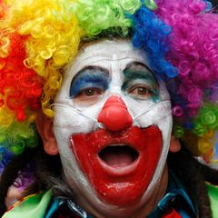 Welcher Hollywood-Star fürchtet sich wohl vor Clowns?   Eigentlich sollen Clowns ja gute Laune verbreiten und die Zuschauer zum Lachen bringen, doch häufig ist das Gegenteil der Fall. Die sogenannte Coulrophobie, Angst vor Clowns, ist gar nicht so selten. Und auch ein bekannter Schauspieler hat mit dieser Angst zu kämpfen ...