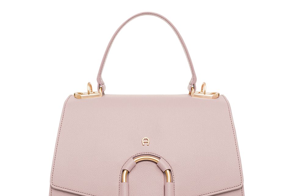 Office-Look: 1. Allrounder-Bag: Mit dieser Tasche sind Sie auf alles vorbereitet. Von Aigner, ca. 900 Euro; 2. Abgerundet: Kreolen von Tiffany & Co., ca. 1.750 Euro; 3. Der perfekte Slingback-Heel! Von Yuul Yie, ca. 220 Euro, über marthalouisa.com 1. Allrounder-Bag: Mit dieser Tasche sind Sie auf alles vorbereitet. Von Aigner, ca. 900 Euro; 2. Abgerundet: Kreolen von Tiffany & Co., ca. 1.750 Euro; 3. Der perfekte Slingback-Heel! Von Yuul Yie, ca. 220 Euro, über marthalouisa.com
