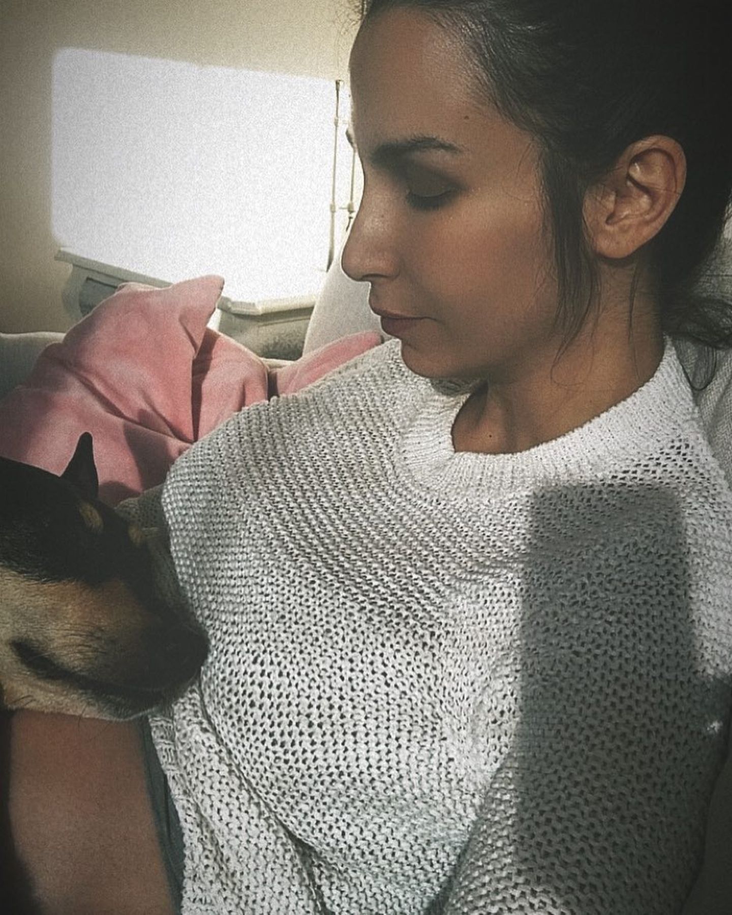 17. April 2018   "Gigi lauscht", postet Sila Sahin über ihren liebenswürdigen Vierbeiner, der gerade ein Ohr auf ihre Babykugel legt.