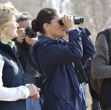 20. April 2018  Kronprinzessin Victoria besucht das Naturschutzgebiet Sörön in Schweden. Bei der Wanderung hält die Prinzessin neugierig Ausschau nach kleinen Waldtierchen. 