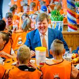 20. April 2018  Bei einem Besuch König Willem-Alexanders an einer holländischen Grundschule ist die Stimmung beim gemeinsamen Lunch mit den Kids ausgelassen. 