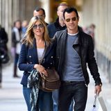 Jeans, Shirt, Blazer und Turnschuhe: So kennen wir den lässigen Style von Jennifer Aniston, hier mit Justin Theroux beim Bummel durch Paris.