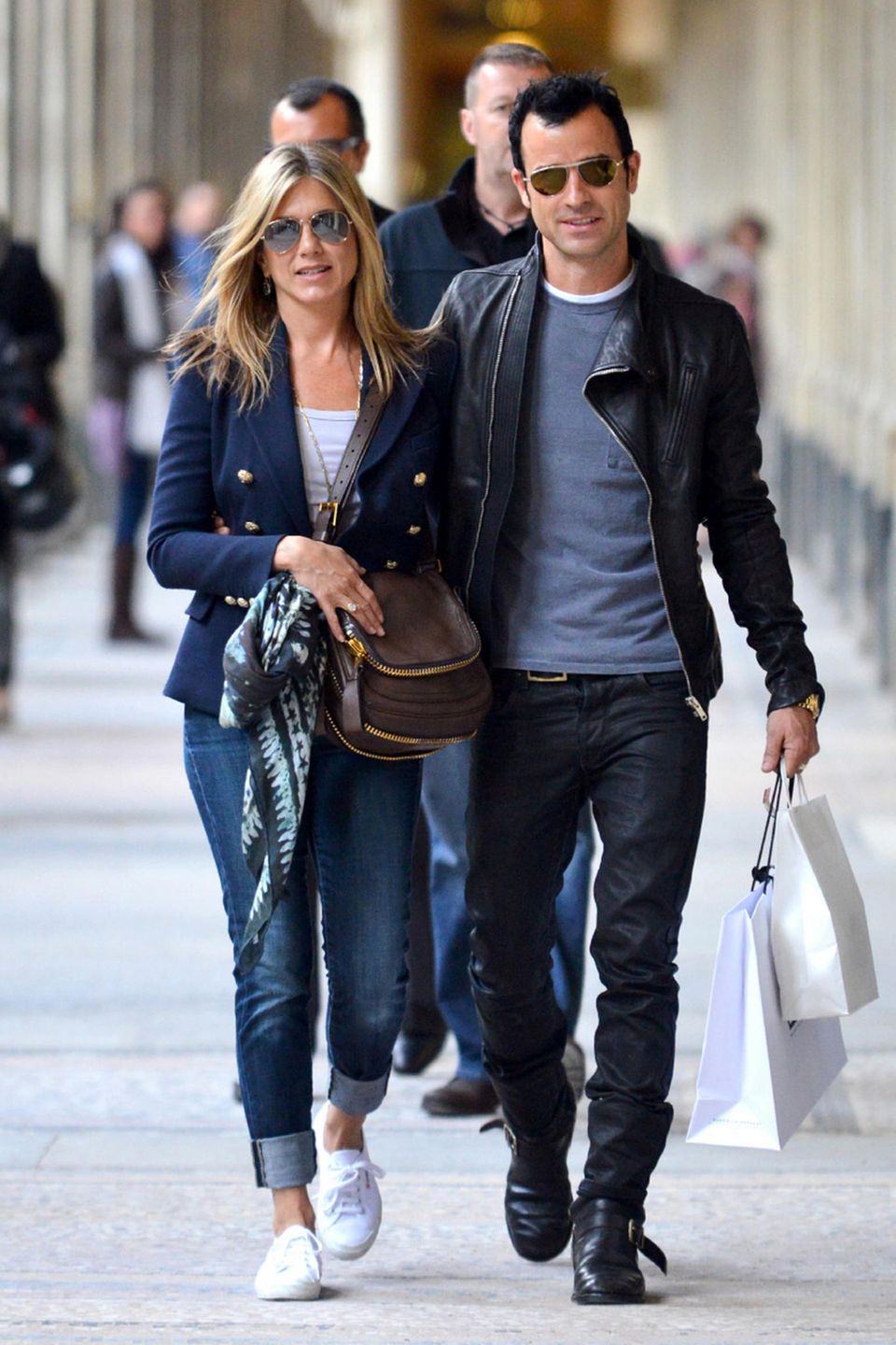 Jeans, Shirt, Blazer und Turnschuhe: So kennen wir den lässigen Style von Jennifer Aniston, hier mit Justin Theroux beim Bummel durch Paris. Jeans, Shirt, Blazer und Turnschuhe: So kennen wir den lässigen Style von Jennifer Aniston, hier mit Justin Theroux beim Bummel durch Paris.