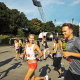 Ihr Programm – zu dem auch viel Stretching durch Yoga gehört – unterstützt Lena Gercke mit Ausdauersport. "Ich jogge viel", verriet sie uns in einem Interview.  Good to know: Laufen fördert die allgemeine Straffheit.