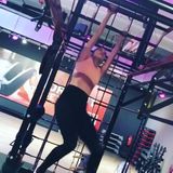 Sicherlich kennen Sie Sprossenbahnen noch vom Spielplatz. Rebecca Mir nutzt diese allerdings im Fitnessstudio. Das Hangeln strengt den Bizeps an, stärkt die Schulter und fördert die Griffkraft der Hände.  Trainings-Upgrade: Zwischendurch noch Klimmzüge einbauen.