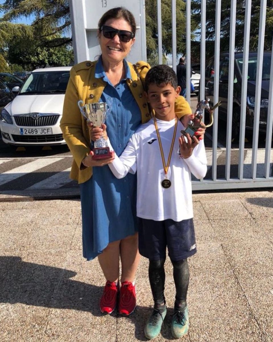 14. April 2018 Da tritt einer in die Fußstapfen seines Vaters: Cristiano Ronaldo Jr. ist Torschützenkönig seiner Schule und neben seiner stolzen Oma seine Pokale in die Luft. 14. April 2018 Da tritt einer in die Fußstapfen seines Vaters: Cristiano Ronaldo Jr. ist Torschützenkönig seiner Schule und neben seiner stolzen Oma seine Pokale in die Luft.