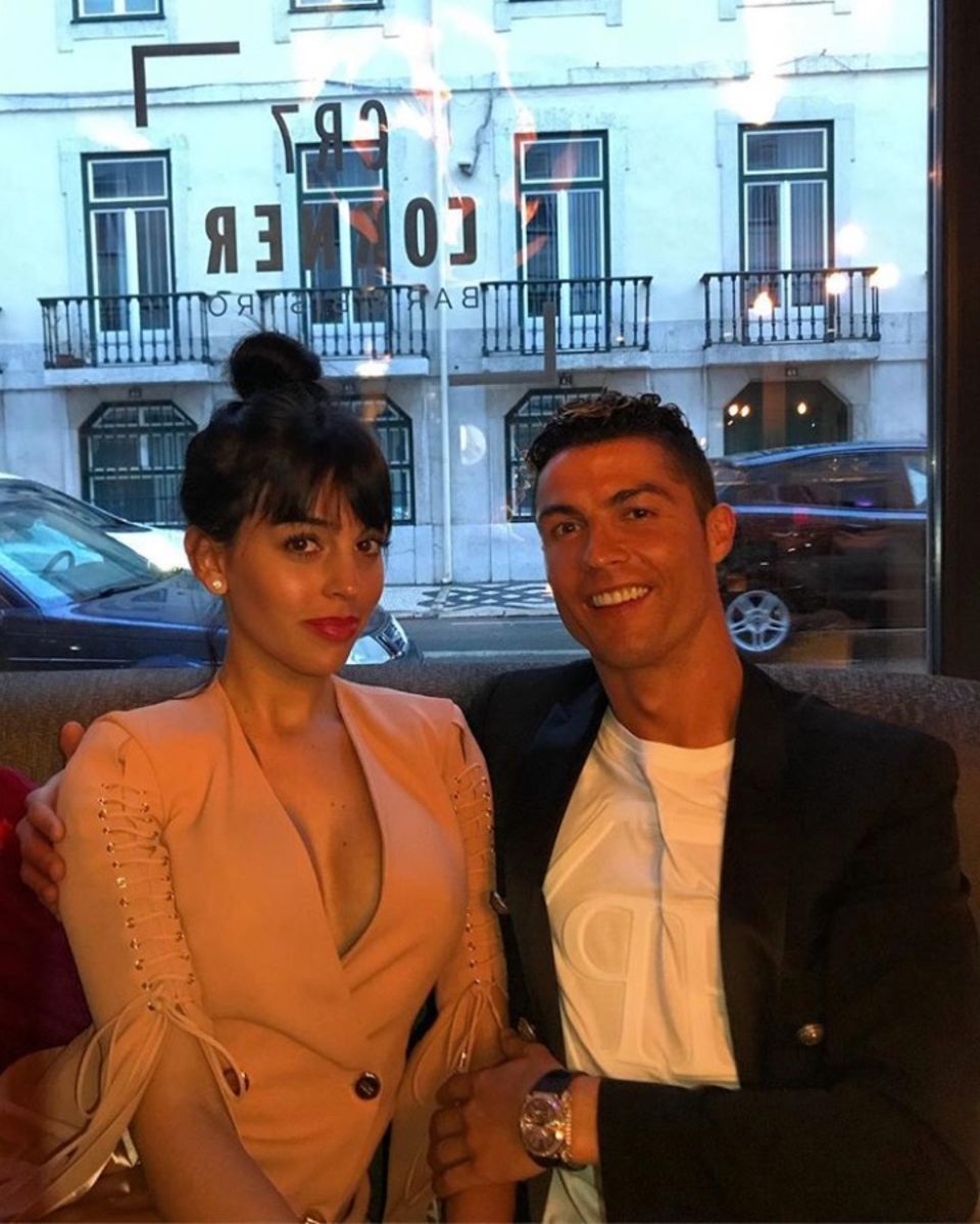 21. April 2018 "Im Hotel chillen mit meinem Baby", postet ein entspannter Cristiano Ronaldo mit seiner schönen Georgina an der Seite. 21. April 2018 "Im Hotel chillen mit meinem Baby", postet ein entspannter Cristiano Ronaldo mit seiner schönen Georgina an der Seite.