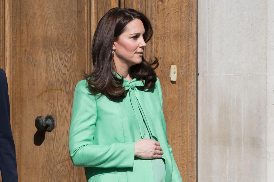 Kritik der Twitter-User: März 2018: Herzogin Catherine zeigt sich während ihrer dritten Schwangerschaft kurz vor der Geburt von Prinz Louis in einem Mantel von Jenny Packham. März 2018: Herzogin Catherine zeigt sich während ihrer dritten Schwangerschaft kurz vor der Geburt von Prinz Louis in einem Mantel von Jenny Packham.