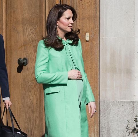 März 2018: Herzogin Catherine zeigt sich während ihrer dritten Schwangerschaft kurz vor der Geburt von Prinz Louis in einem Mantel von Jenny Packham. 