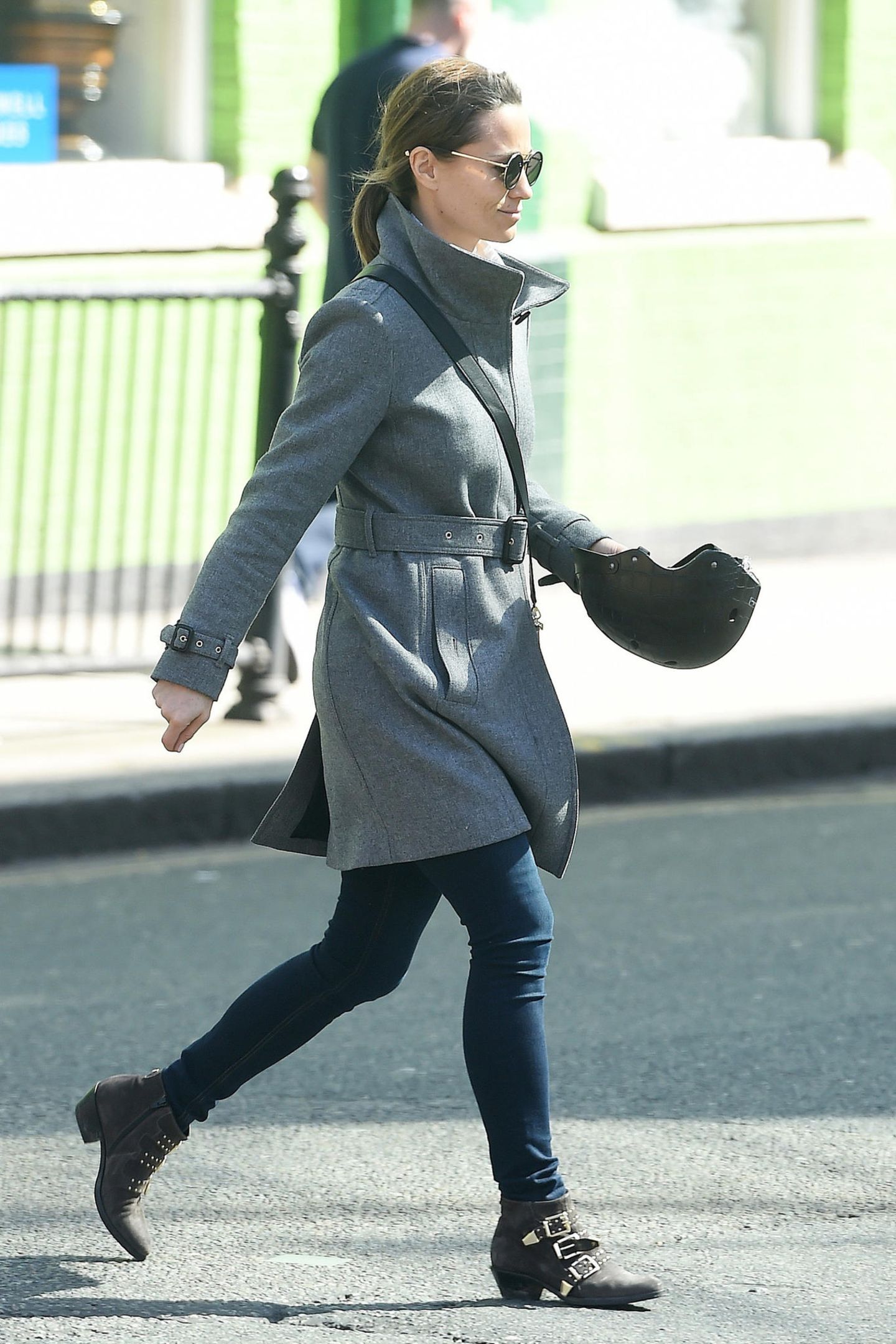Mit grauer Winterjacke,Skinny Jeans und festen Boots ist Pippa Middleton für eine Fahrradtour durch London gut gewappnet.