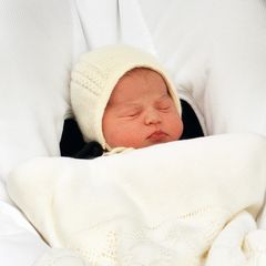 Im Gegensatz zu ihrem großen Bruder George hat Charlotte die Abfahrt vom Krankenhaus unter ihrer Kuscheldecke ganz seelenruhig verschlafen. 