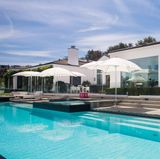 Der Garten des Hauses verfügt über einen großen Pool und vielen Sitzgelegenheiten zum Sonnen. Ein Barbereich lässt Partys im freien unvergesslich werden. 