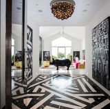 Treten Sie ein! Der Eingangsbereich des Luxushauses verfügt über geometrische Designs. Eine große, schwarze Nashorn-Statur hinterlässt bei jedem Gast einen bleibenden Eindruck. 