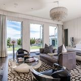 Das Schlafzimmer des Hauses ist in neutralen Creme- und Brauntönen gehalten. Das große Bett mit Blick ins Freie, lädt zu wahrhaftig traumhaften Stunden ein. 