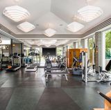 Damit die Sängerin und Dreifach-Mama in Form bleibt, darf ein großer Fitnessraum im Haus nicht fehlen. Der Raum bietet genügend Möglichkeiten, sich sportlich auszutoben. 