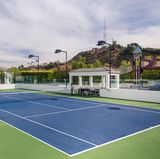Auf dem Außenbereich des Hauses befindet sich auch ein großer Tennisplatz. 