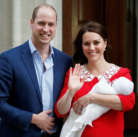 Herzogin Catherine und Prinz William zeigen ihren Sohn zum ersten Mal der Welt. Die Familie steht vor dem St. Mary's Hospital in London, am Abend der Geburt des Prinzen (23. April)