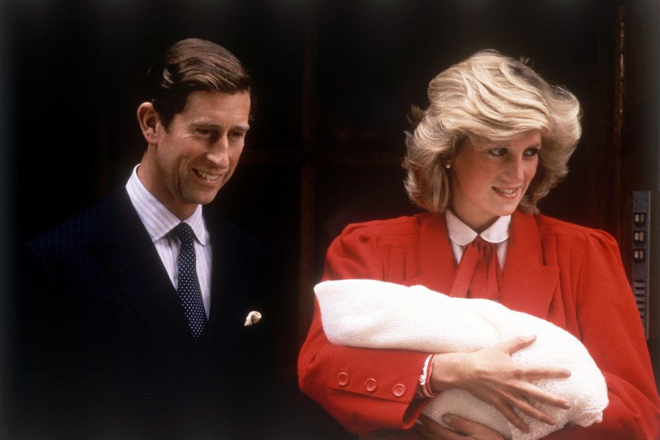 Prinz Charles + Prinzessin Diana bei der Vorstellung von Prinz Harry Prinz Charles + Prinzessin Diana bei der Vorstellung von Prinz Harry