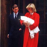 Am 15. September 1984 präsentiert Prinzessin Diana zusammen mit Prinz Charles ganz stolz ihren zweiten Sohn Prinz Harry der Öffentlichkeit. Und im rot-weißen Outfit und passenden Lackschuhen konnte sie damals gar niemand übersehen.