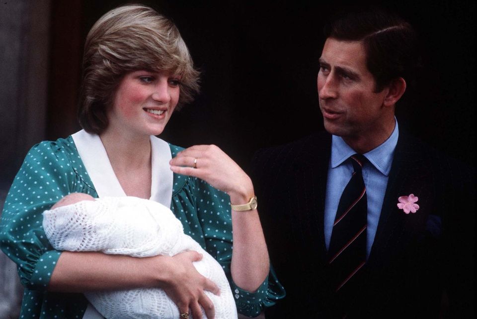 Herzogin Meghan: 1982 verlässt Prinzessin Diana mit dem frisch geborenen William das Krankenhaus. Dieser ist natürlich auch in die flauschige Decke gehüllt. 1982 verlässt Prinzessin Diana mit dem frisch geborenen William das Krankenhaus. Dieser ist natürlich auch in die flauschige Decke gehüllt.