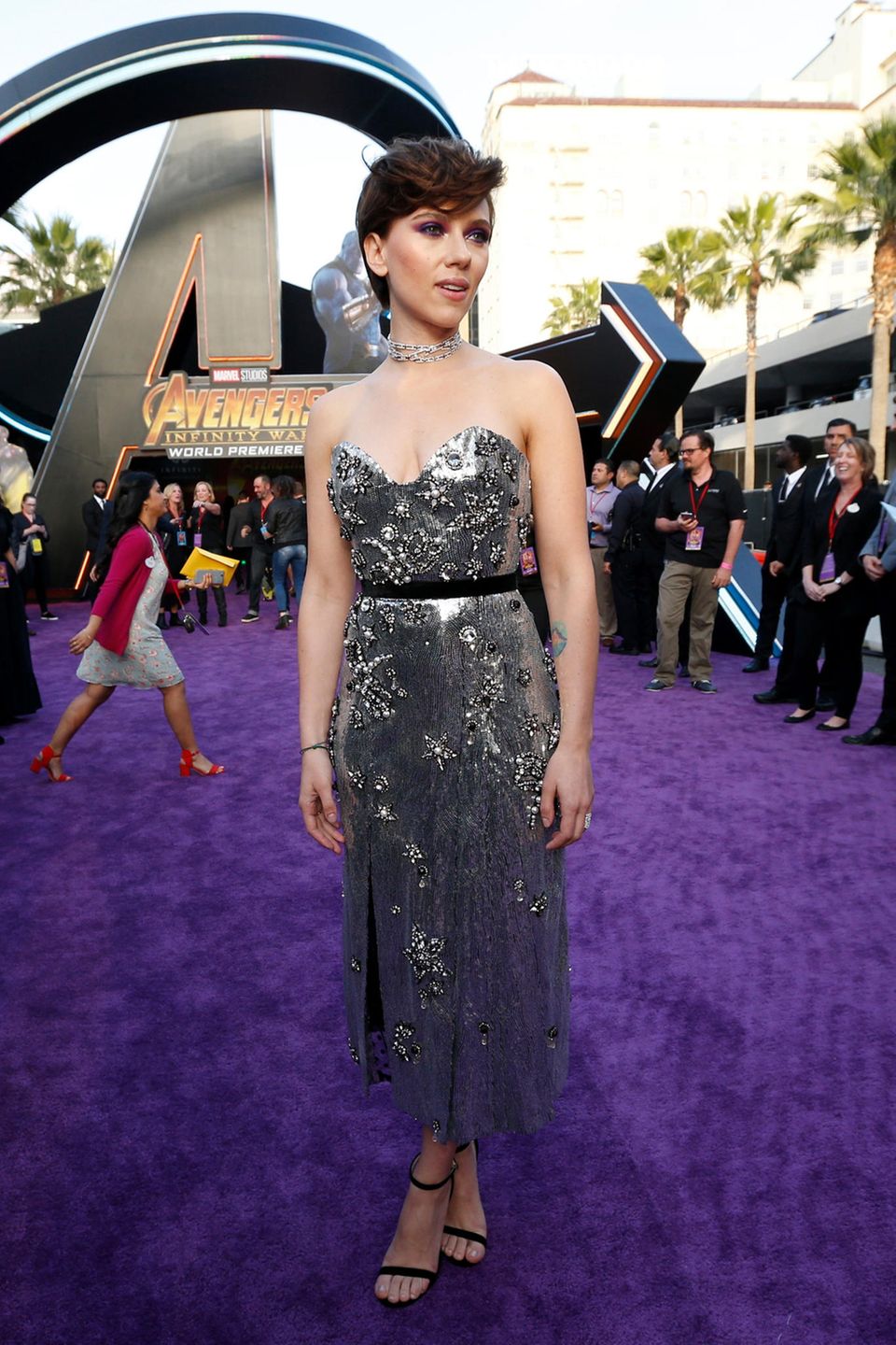 Die Schwarze Witwe in Silber: Einen besonders glanzvollen Auftritt legt Scarlett Johansson im Metallic-Kleid von Erdem auf den lilafarbenen Teppich der Hollywood-Premiere von Marvels "Avengers: Infinity War".