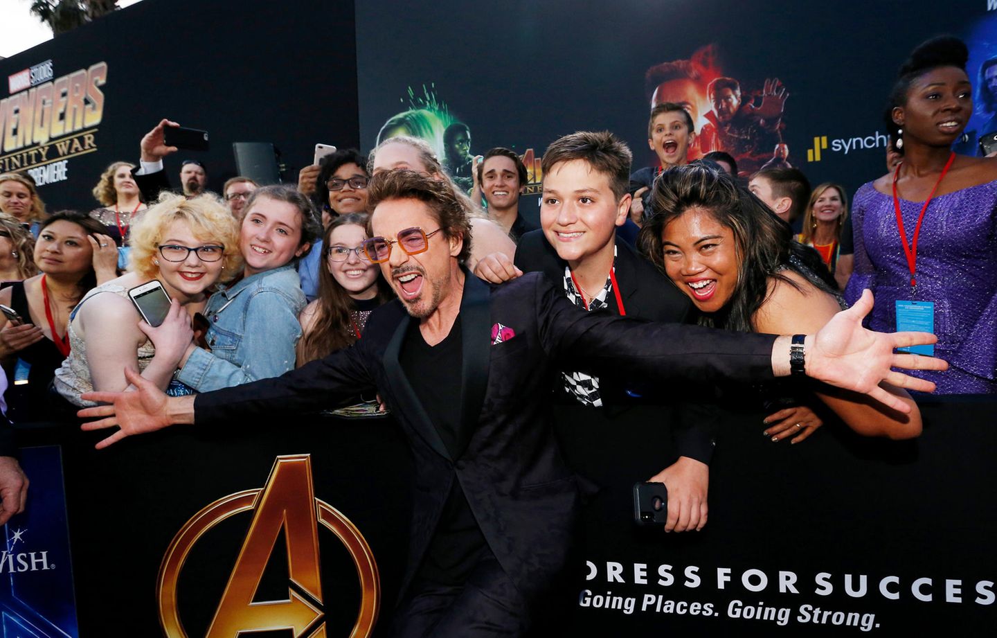 "Iron Man" (Robert Downey Jr.) feiert mit den Fans den Start von "Avengers: Infinity War". 