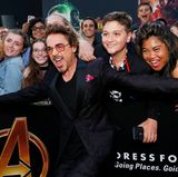 "Iron Man" (Robert Downey Jr.) feiert mit den Fans den Start von "Avengers: Infinity War". 