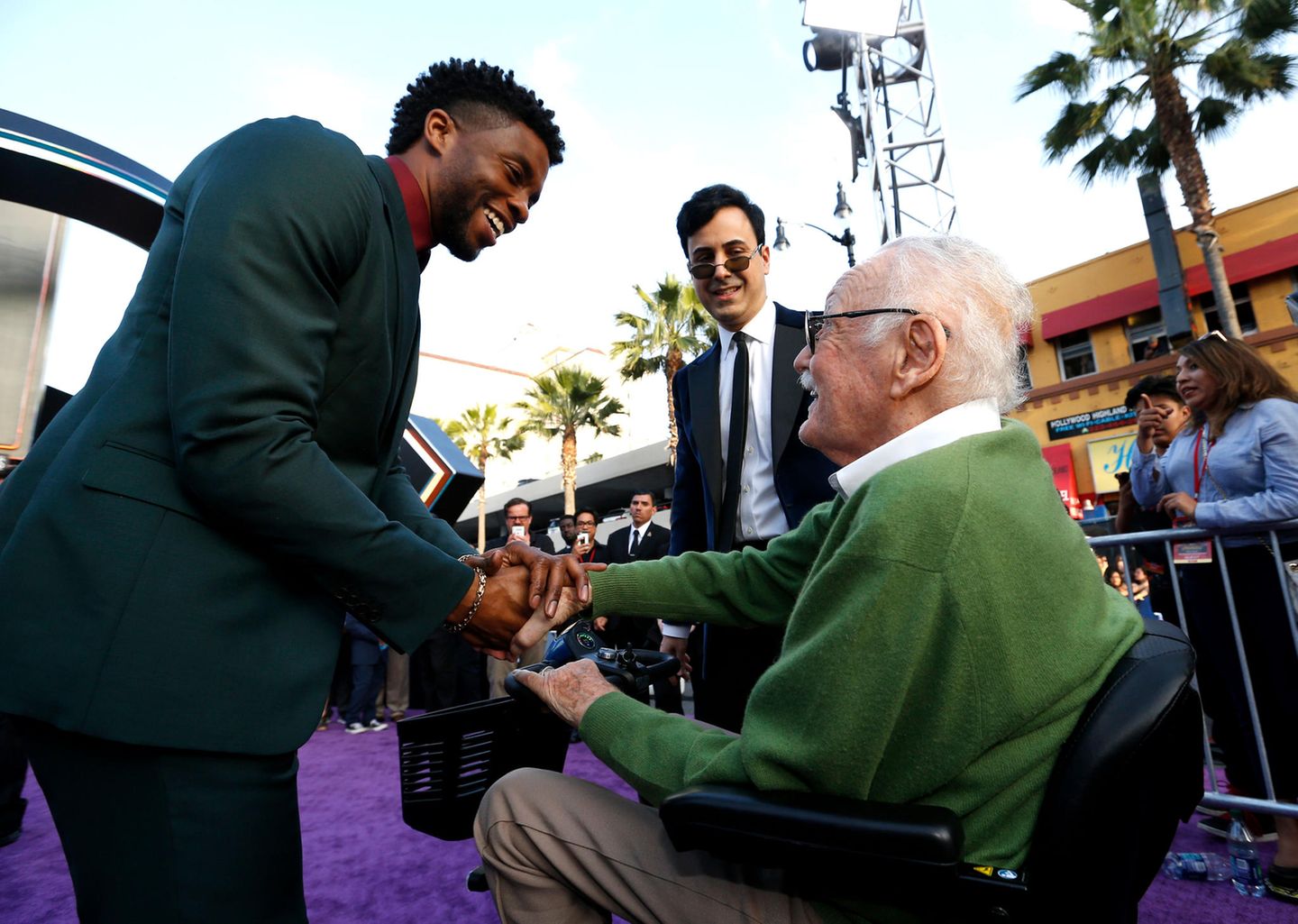 Chadwick Boseman begrüßt Legende Stan Lee auf dem roten Teppich. 