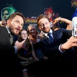 Bitte lächeln! Chris Pratt und Tom Hiddleston fotografieren sich mit den wartenden Fans. 