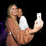 Gwyneth Paltrow und Zoe Saldana machen ein gemeinsames Erinnerungsselfie. 