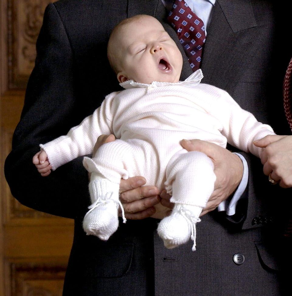 2001  Die kleine Elisabeth Thérèse Marie Hélène von Belgien präsentiert sich noch ganz müde. 