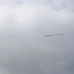 Ein Flugzeug zieht ein Werbebanner durch Londons Wolken. Darauf zu sehen: Wettquoten auf das Geschlecht des Babys. Hoffen wir, dass nicht all zu viele auf ein Mädchen gewettet haben ...