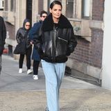 In XXL-Fliegerjacke und weiter Jeans könnte Katie Holmes nicht cooler aussehen. Ihr gegeltes Haar passt da nur perfekt.