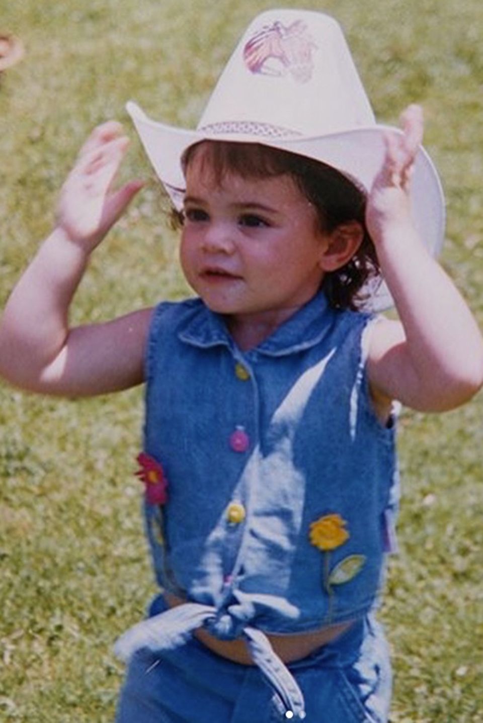 Kylie Jenner Was für ein süßes Cowgirl posiert denn auf diesem Foto? Wären Sie drauf gekommen, dass es der heutige Reality-Star Kylie Jenner ist? Kylie Jenner Was für ein süßes Cowgirl posiert denn auf diesem Foto? Wären Sie drauf gekommen, dass es der heutige Reality-Star Kylie Jenner ist?