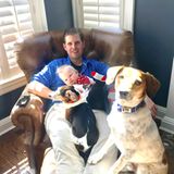 22. April 2018  Papa Eric kuschelt mit Söhnchen Luke Trump und den beiden Hunden auf dem Sessel. Der kleine Luke ist mehr damit beschäftigt, die Hunde zu beobachten als in die Kamera zu schauen. 