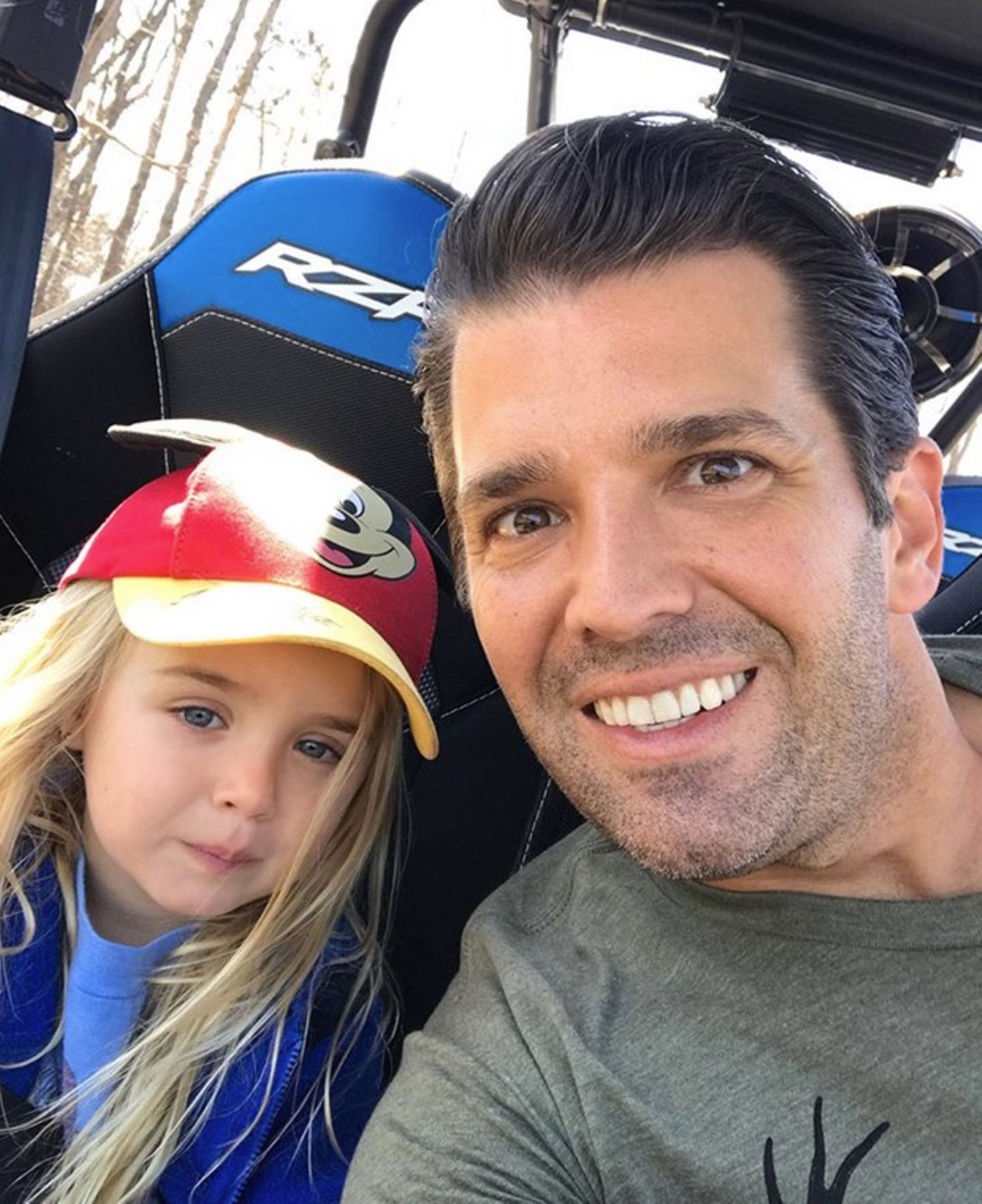 14. April 2018  Selfie-Time bei Donald Trump Jr. und den Kids. Mit Töchterchen Chloe macht der stolze Papa einen Ausflug mit dem Rennwagen. 