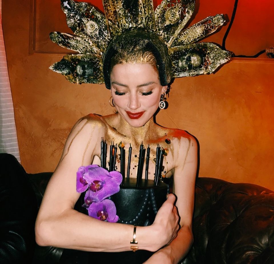 Amber Heard möchte ihre Geburtstagstorte am liebsten garnicht mehr loslassen. Amber Heard möchte ihre Geburtstagstorte am liebsten garnicht mehr loslassen.