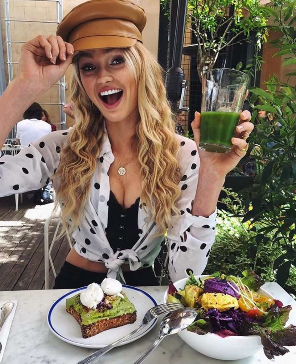 Supermodel Romee Strijd teilt mit ihren Instagram-Fans ihr selbstverständlich gesundes Mittagessen, bestehend aus Salat und Avocadotoast. Na dann, guten Appetit! Supermodel Romee Strijd teilt mit ihren Instagram-Fans ihr selbstverständlich gesundes Mittagessen, bestehend aus Salat und Avocadotoast. Na dann, guten Appetit!