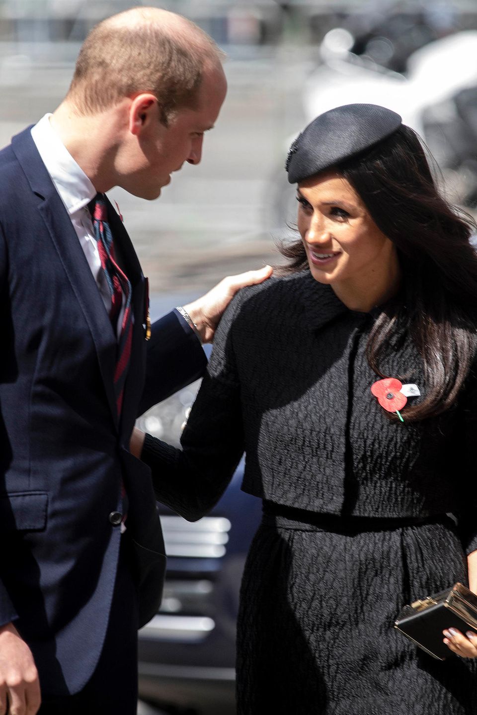 Meghan Markle: Prinz William und Meghan Markle begrüßen sich kurz vor dem Gottesdienst anlässlich des Anzac Days. Die Gesten der beiden deuten auf ein herzliches Verhältnis hin. Prinz William und Meghan Markle begrüßen sich kurz vor dem Gottesdienst anlässlich des Anzac Days. Die Gesten der beiden deuten auf ein herzliches Verhältnis hin.