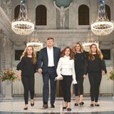 März 2018  Die neuesten Bilder der niederländischen Königsfamilie zeigen Willem-Alexander und Máxima, sowie die drei Töchter Amalia, Alexia und Ariane im königlichen Palast von Amsterdam.