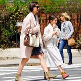Kurze Zeit vorher zeigen sich Suri und Mama Katie Holmes bei einem gemeinsamen Spaziergang durch die sonnigen Straßen New Yorks. Auch Katie entscheidet sich für die Kleid-Boots-Kombi. 