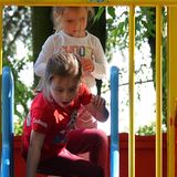 Soles und Celestes gemütliche Kleidung ist perfekt für die ausgiebige Nutzung von Rutschen und anderen Spielgeräten.