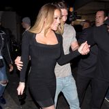 Wow! Im April 2018 zeigt sich Mariah nach einer angeblichen Magenbandoperation in Topform mit ihrem Freund Bryan Tanaka. Das enge schwarze Kleid betont ihre schmale Silhouette und die schwarzen Heels verlängern ihre schlanken Beine zusätzlich. 