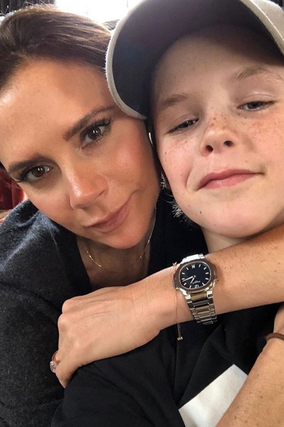 11. März 2018  Anlässlich des Muttertages postet Cruz Beckham diesen süßen Schnappschuss mit Mama Victoria. 