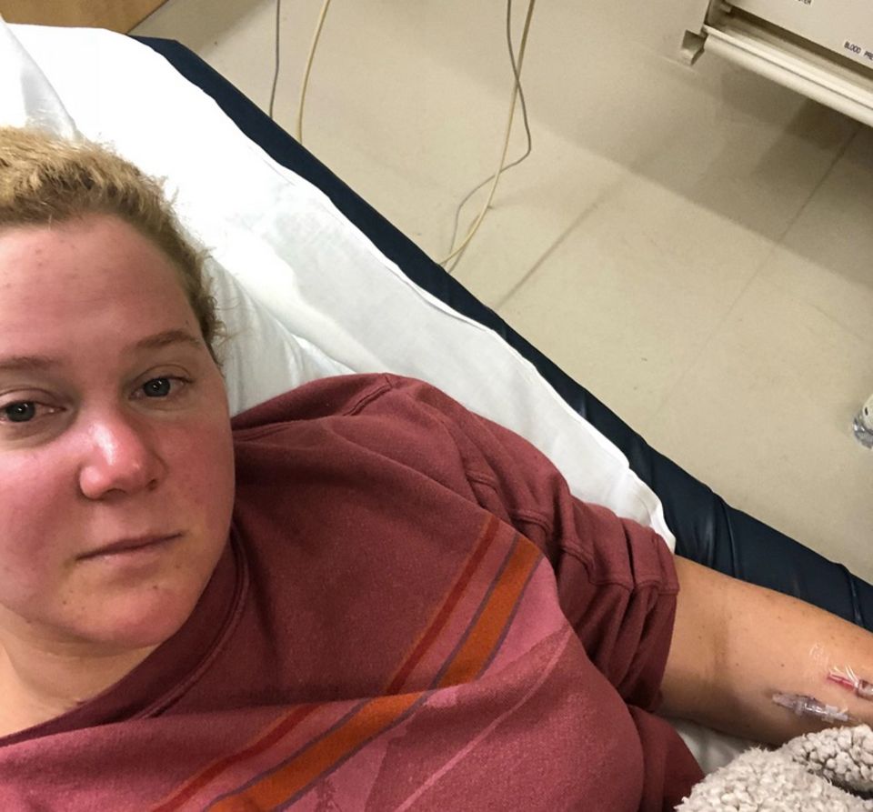 Erschöpft und krank schaut Amy Schumer aus. Seit nun schon fünf Tagen liegt die Schauspielerin mit einer hartnäckigen Nierenentzündung im Krankenhaus. Über Instagram entschuldigt sie sich bei ihren Fans, dass all ihre Auftritte abgesagt werden müssen. Gute Besserung an Amy! Erschöpft und krank schaut Amy Schumer aus. Seit nun schon fünf Tagen liegt die Schauspielerin mit einer hartnäckigen Nierenentzündung im Krankenhaus. Über Instagram entschuldigt sie sich bei ihren Fans, dass all ihre Auftritte abgesagt werden müssen. Gute Besserung an Amy!