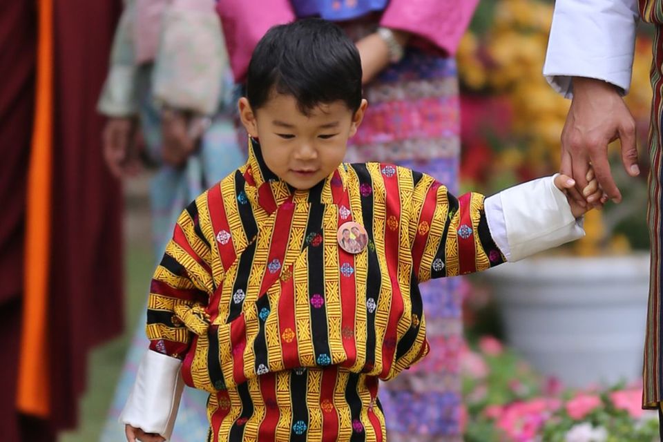 25. April 2018  Gerade mal zwei Jahre alt ist der Kronprinz Jigme von Bhutan. Und schon übernimmt der Kleine große Aufgaben. In bunter Tracht verzaubert der kleine Prinz bei der Blumenausstellung in Punakha das Volk. 